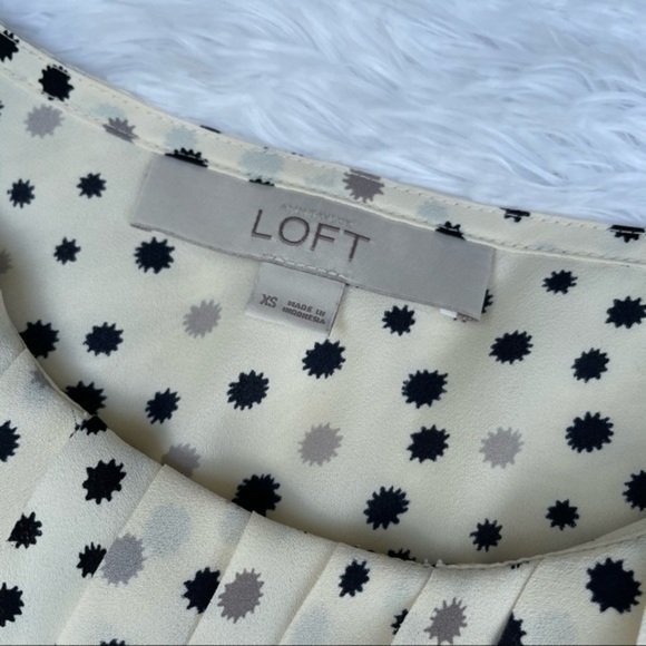 LOFT Cream Pleated Starbust Sleeveless Blouse XS - Picture 10 of 12